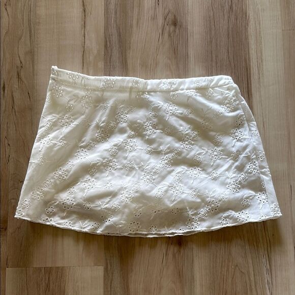 SHEIN White Eyelet Mini Skirt Skort - Picture 1 of 4